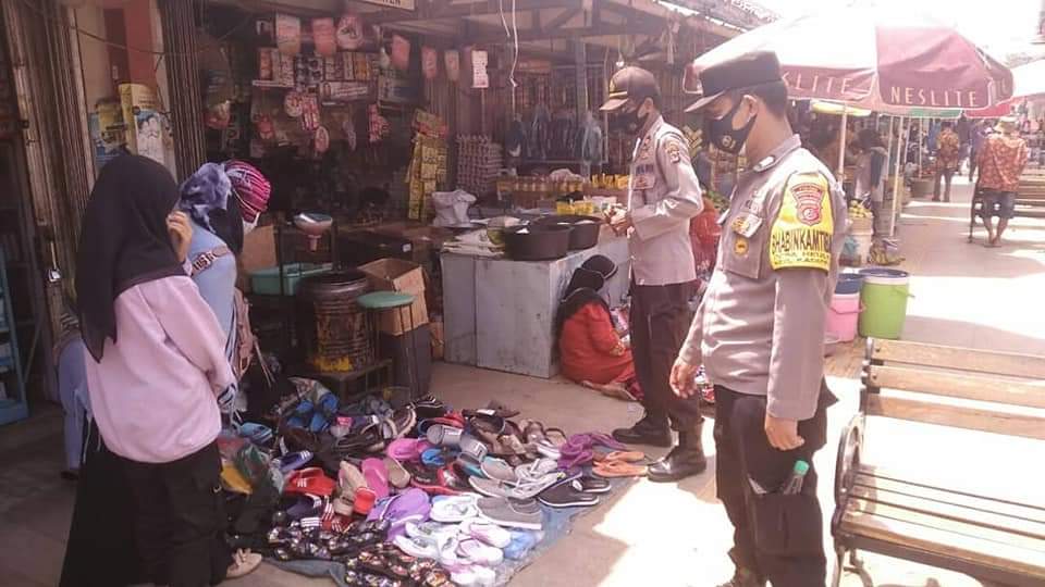 Cegah Penyebaran Covid-19, Polres Majalengka Polda Jabar Terus Lakukan Sosialisasikan PPKM Pada Pengunjung Pasar